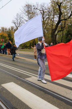 Wroclaw, Polonya - 11 Kasım 2024: Wroclaw 'da Neşeli Bağımsızlık Günü Yürüyüşü, Polonya Bayrakları, Öğrencileri ve 11 Kasım' ı Kutlayan Ailelerle Vatanseverlik Yürüyüşü