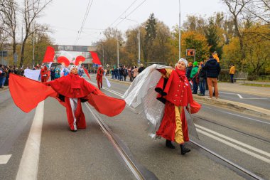 Wroclaw, Polonya - 11 Kasım 2024: Wroclaw 'da Neşeli Bağımsızlık Günü Yürüyüşü, Polonya Bayrakları, Öğrencileri ve 11 Kasım' ı Kutlayan Ailelerle Vatanseverlik Yürüyüşü