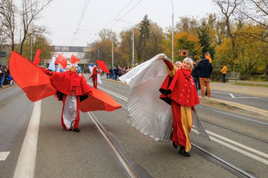 Wroclaw, Polonya - 11 Kasım 2024: Wroclaw 'da Neşeli Bağımsızlık Günü Yürüyüşü, Polonya Bayrakları, Öğrencileri ve 11 Kasım' ı Kutlayan Ailelerle Vatanseverlik Yürüyüşü