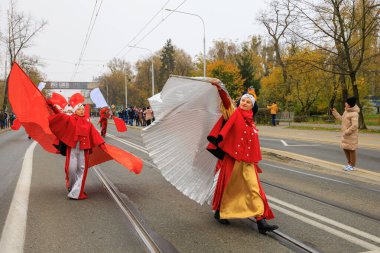 Wroclaw, Polonya - 11 Kasım 2024: Wroclaw 'da Neşeli Bağımsızlık Günü Yürüyüşü, Polonya Bayrakları, Öğrencileri ve 11 Kasım' ı Kutlayan Ailelerle Vatanseverlik Yürüyüşü