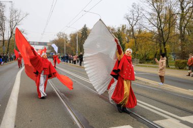 Wroclaw, Polonya - 11 Kasım 2024: Wroclaw 'da Neşeli Bağımsızlık Günü Yürüyüşü, Polonya Bayrakları, Öğrencileri ve 11 Kasım' ı Kutlayan Ailelerle Vatanseverlik Yürüyüşü