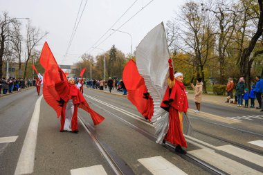 Wroclaw, Polonya - 11 Kasım 2024: Wroclaw 'da Neşeli Bağımsızlık Günü Yürüyüşü, Polonya Bayrakları, Öğrencileri ve 11 Kasım' ı Kutlayan Ailelerle Vatanseverlik Yürüyüşü