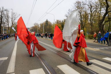 Wroclaw, Polonya - 11 Kasım 2024: Wroclaw 'da Neşeli Bağımsızlık Günü Yürüyüşü, Polonya Bayrakları, Öğrencileri ve 11 Kasım' ı Kutlayan Ailelerle Vatanseverlik Yürüyüşü
