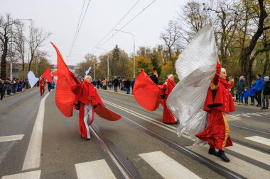 Wroclaw, Polonya - 11 Kasım 2024: Wroclaw 'da Neşeli Bağımsızlık Günü Yürüyüşü, Polonya Bayrakları, Öğrencileri ve 11 Kasım' ı Kutlayan Ailelerle Vatanseverlik Yürüyüşü