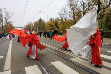 Wroclaw, Polonya - 11 Kasım 2024: Wroclaw 'da Neşeli Bağımsızlık Günü Yürüyüşü, Polonya Bayrakları, Öğrencileri ve 11 Kasım' ı Kutlayan Ailelerle Vatanseverlik Yürüyüşü