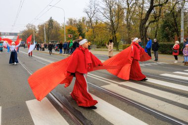 Wroclaw, Polonya - 11 Kasım 2024: Wroclaw 'da Neşeli Bağımsızlık Günü Yürüyüşü, Polonya Bayrakları, Öğrencileri ve 11 Kasım' ı Kutlayan Ailelerle Vatanseverlik Yürüyüşü