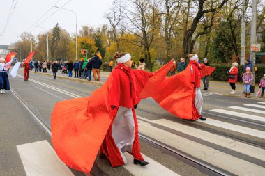 Wroclaw, Polonya - 11 Kasım 2024: Wroclaw 'da Neşeli Bağımsızlık Günü Yürüyüşü, Polonya Bayrakları, Öğrencileri ve 11 Kasım' ı Kutlayan Ailelerle Vatanseverlik Yürüyüşü