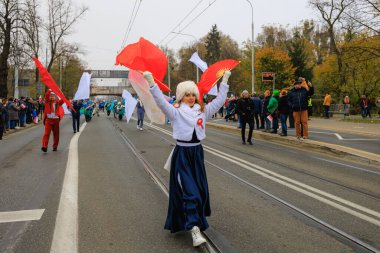 Wroclaw, Polonya - 11 Kasım 2024: Wroclaw 'da Neşeli Bağımsızlık Günü Yürüyüşü, Polonya Bayrakları, Öğrencileri ve 11 Kasım' ı Kutlayan Ailelerle Vatanseverlik Yürüyüşü