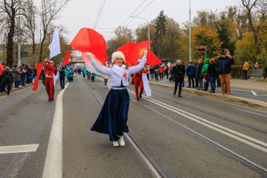 Wroclaw, Polonya - 11 Kasım 2024: Wroclaw 'da Neşeli Bağımsızlık Günü Yürüyüşü, Polonya Bayrakları, Öğrencileri ve 11 Kasım' ı Kutlayan Ailelerle Vatanseverlik Yürüyüşü