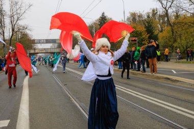 Wroclaw, Polonya - 11 Kasım 2024: Wroclaw 'da Neşeli Bağımsızlık Günü Yürüyüşü, Polonya Bayrakları, Öğrencileri ve 11 Kasım' ı Kutlayan Ailelerle Vatanseverlik Yürüyüşü