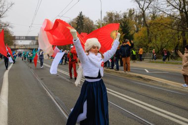 Wroclaw, Polonya - 11 Kasım 2024: Wroclaw 'da Neşeli Bağımsızlık Günü Yürüyüşü, Polonya Bayrakları, Öğrencileri ve 11 Kasım' ı Kutlayan Ailelerle Vatanseverlik Yürüyüşü