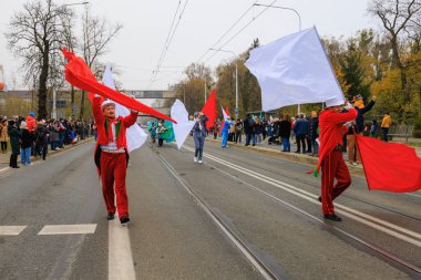 Wroclaw, Polonya - 11 Kasım 2024: Wroclaw 'da Neşeli Bağımsızlık Günü Yürüyüşü, Polonya Bayrakları, Öğrencileri ve 11 Kasım' ı Kutlayan Ailelerle Vatanseverlik Yürüyüşü