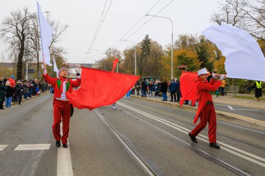 Wroclaw, Polonya - 11 Kasım 2024: Wroclaw 'da Neşeli Bağımsızlık Günü Yürüyüşü, Polonya Bayrakları, Öğrencileri ve 11 Kasım' ı Kutlayan Ailelerle Vatanseverlik Yürüyüşü
