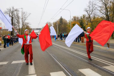 Wroclaw, Polonya - 11 Kasım 2024: Wroclaw 'da Neşeli Bağımsızlık Günü Yürüyüşü, Polonya Bayrakları, Öğrencileri ve 11 Kasım' ı Kutlayan Ailelerle Vatanseverlik Yürüyüşü