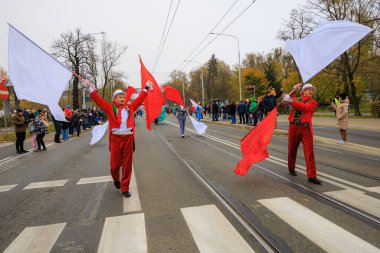 Wroclaw, Polonya - 11 Kasım 2024: Wroclaw 'da Neşeli Bağımsızlık Günü Yürüyüşü, Polonya Bayrakları, Öğrencileri ve 11 Kasım' ı Kutlayan Ailelerle Vatanseverlik Yürüyüşü