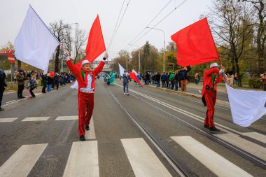 Wroclaw, Polonya - 11 Kasım 2024: Wroclaw 'da Neşeli Bağımsızlık Günü Yürüyüşü, Polonya Bayrakları, Öğrencileri ve 11 Kasım' ı Kutlayan Ailelerle Vatanseverlik Yürüyüşü