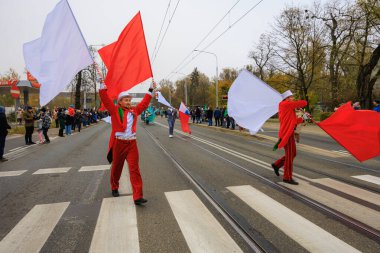 Wroclaw, Polonya - 11 Kasım 2024: Wroclaw 'da Neşeli Bağımsızlık Günü Yürüyüşü, Polonya Bayrakları, Öğrencileri ve 11 Kasım' ı Kutlayan Ailelerle Vatanseverlik Yürüyüşü