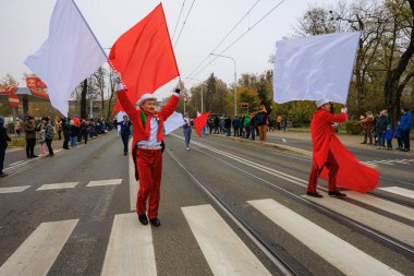 Wroclaw, Polonya - 11 Kasım 2024: Wroclaw 'da Neşeli Bağımsızlık Günü Yürüyüşü, Polonya Bayrakları, Öğrencileri ve 11 Kasım' ı Kutlayan Ailelerle Vatanseverlik Yürüyüşü