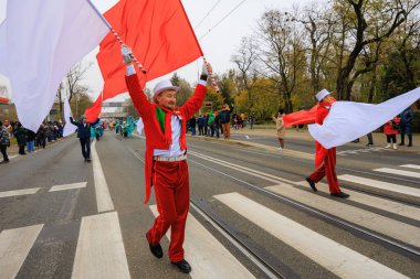 Wroclaw, Polonya - 11 Kasım 2024: Wroclaw 'da Neşeli Bağımsızlık Günü Yürüyüşü, Polonya Bayrakları, Öğrencileri ve 11 Kasım' ı Kutlayan Ailelerle Vatanseverlik Yürüyüşü