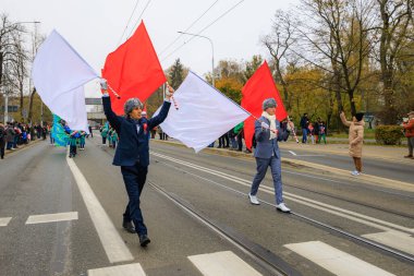 Wroclaw, Polonya - 11 Kasım 2024: Wroclaw 'da Neşeli Bağımsızlık Günü Yürüyüşü, Polonya Bayrakları, Öğrencileri ve 11 Kasım' ı Kutlayan Ailelerle Vatanseverlik Yürüyüşü
