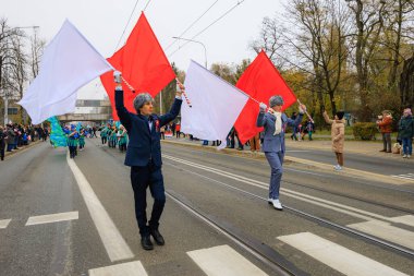 Wroclaw, Polonya - 11 Kasım 2024: Wroclaw 'da Neşeli Bağımsızlık Günü Yürüyüşü, Polonya Bayrakları, Öğrencileri ve 11 Kasım' ı Kutlayan Ailelerle Vatanseverlik Yürüyüşü