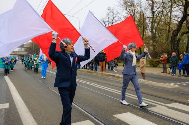 Wroclaw, Polonya - 11 Kasım 2024: Wroclaw 'da Neşeli Bağımsızlık Günü Yürüyüşü, Polonya Bayrakları, Öğrencileri ve 11 Kasım' ı Kutlayan Ailelerle Vatanseverlik Yürüyüşü