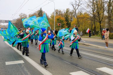 Wroclaw, Polonya - 11 Kasım 2024: Wroclaw 'da Neşeli Bağımsızlık Günü Yürüyüşü, Polonya Bayrakları, Öğrencileri ve 11 Kasım' ı Kutlayan Ailelerle Vatanseverlik Yürüyüşü
