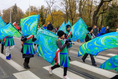 Wroclaw, Polonya - 11 Kasım 2024: Wroclaw 'da Neşeli Bağımsızlık Günü Yürüyüşü, Polonya Bayrakları, Öğrencileri ve 11 Kasım' ı Kutlayan Ailelerle Vatanseverlik Yürüyüşü
