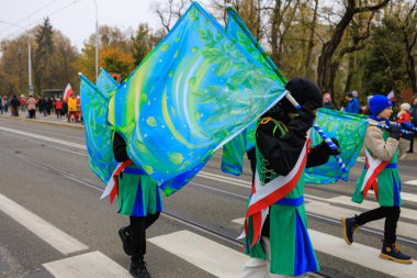 Wroclaw, Polonya - 11 Kasım 2024: Wroclaw 'da Neşeli Bağımsızlık Günü Yürüyüşü, Polonya Bayrakları, Öğrencileri ve 11 Kasım' ı Kutlayan Ailelerle Vatanseverlik Yürüyüşü