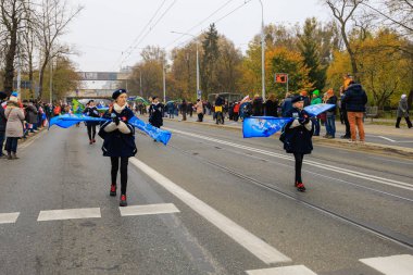 Wroclaw, Polonya - 11 Kasım 2024: Wroclaw 'da Neşeli Bağımsızlık Günü Yürüyüşü, Polonya Bayrakları, Öğrencileri ve 11 Kasım' ı Kutlayan Ailelerle Vatanseverlik Yürüyüşü