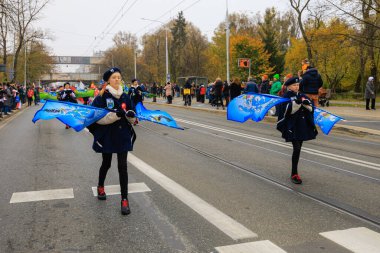 Wroclaw, Polonya - 11 Kasım 2024: Wroclaw 'da Neşeli Bağımsızlık Günü Yürüyüşü, Polonya Bayrakları, Öğrencileri ve 11 Kasım' ı Kutlayan Ailelerle Vatanseverlik Yürüyüşü