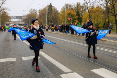 Wroclaw, Polonya - 11 Kasım 2024: Wroclaw 'da Neşeli Bağımsızlık Günü Yürüyüşü, Polonya Bayrakları, Öğrencileri ve 11 Kasım' ı Kutlayan Ailelerle Vatanseverlik Yürüyüşü