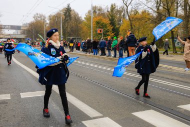 Wroclaw, Polonya - 11 Kasım 2024: Wroclaw 'da Neşeli Bağımsızlık Günü Yürüyüşü, Polonya Bayrakları, Öğrencileri ve 11 Kasım' ı Kutlayan Ailelerle Vatanseverlik Yürüyüşü
