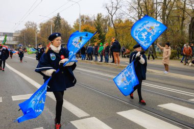 Wroclaw, Polonya - 11 Kasım 2024: Wroclaw 'da Neşeli Bağımsızlık Günü Yürüyüşü, Polonya Bayrakları, Öğrencileri ve 11 Kasım' ı Kutlayan Ailelerle Vatanseverlik Yürüyüşü