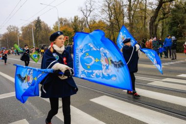 Wroclaw, Polonya - 11 Kasım 2024: Wroclaw 'da Neşeli Bağımsızlık Günü Yürüyüşü, Polonya Bayrakları, Öğrencileri ve 11 Kasım' ı Kutlayan Ailelerle Vatanseverlik Yürüyüşü