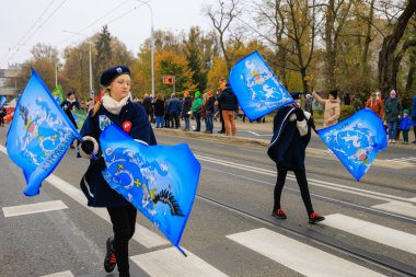 Wroclaw, Polonya - 11 Kasım 2024: Wroclaw 'da Neşeli Bağımsızlık Günü Yürüyüşü, Polonya Bayrakları, Öğrencileri ve 11 Kasım' ı Kutlayan Ailelerle Vatanseverlik Yürüyüşü