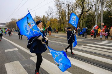Wroclaw, Polonya - 11 Kasım 2024: Wroclaw 'da Neşeli Bağımsızlık Günü Yürüyüşü, Polonya Bayrakları, Öğrencileri ve 11 Kasım' ı Kutlayan Ailelerle Vatanseverlik Yürüyüşü