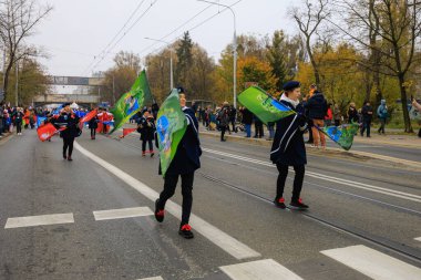 Wroclaw, Polonya - 11 Kasım 2024: Wroclaw 'da Neşeli Bağımsızlık Günü Yürüyüşü, Polonya Bayrakları, Öğrencileri ve 11 Kasım' ı Kutlayan Ailelerle Vatanseverlik Yürüyüşü