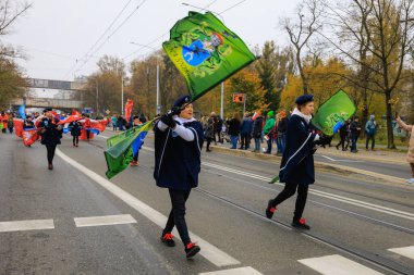 Wroclaw, Polonya - 11 Kasım 2024: Wroclaw 'da Neşeli Bağımsızlık Günü Yürüyüşü, Polonya Bayrakları, Öğrencileri ve 11 Kasım' ı Kutlayan Ailelerle Vatanseverlik Yürüyüşü