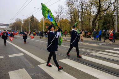 Wroclaw, Polonya - 11 Kasım 2024: Wroclaw 'da Neşeli Bağımsızlık Günü Yürüyüşü, Polonya Bayrakları, Öğrencileri ve 11 Kasım' ı Kutlayan Ailelerle Vatanseverlik Yürüyüşü