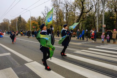 Wroclaw, Polonya - 11 Kasım 2024: Wroclaw 'da Neşeli Bağımsızlık Günü Yürüyüşü, Polonya Bayrakları, Öğrencileri ve 11 Kasım' ı Kutlayan Ailelerle Vatanseverlik Yürüyüşü