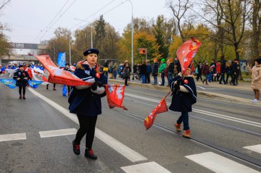 Wroclaw, Polonya - 11 Kasım 2024: Wroclaw 'da Neşeli Bağımsızlık Günü Yürüyüşü, Polonya Bayrakları, Öğrencileri ve 11 Kasım' ı Kutlayan Ailelerle Vatanseverlik Yürüyüşü