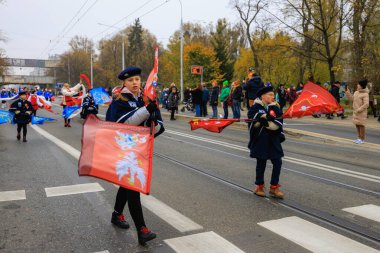 Wroclaw, Polonya - 11 Kasım 2024: Wroclaw 'da Neşeli Bağımsızlık Günü Yürüyüşü, Polonya Bayrakları, Öğrencileri ve 11 Kasım' ı Kutlayan Ailelerle Vatanseverlik Yürüyüşü