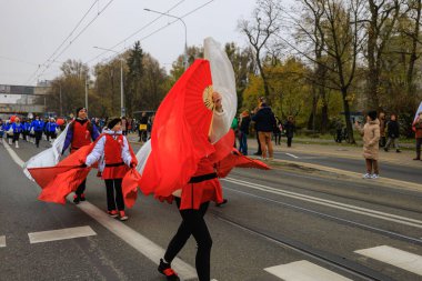Wroclaw, Polonya - 11 Kasım 2024: Wroclaw 'da Neşeli Bağımsızlık Günü Yürüyüşü, Polonya Bayrakları, Öğrencileri ve 11 Kasım' ı Kutlayan Ailelerle Vatanseverlik Yürüyüşü