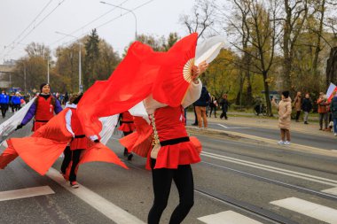 Wroclaw, Polonya - 11 Kasım 2024: Wroclaw 'da Neşeli Bağımsızlık Günü Yürüyüşü, Polonya Bayrakları, Öğrencileri ve 11 Kasım' ı Kutlayan Ailelerle Vatanseverlik Yürüyüşü