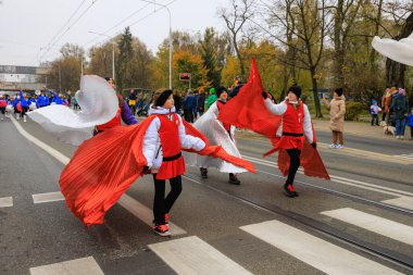 Wroclaw, Polonya - 11 Kasım 2024: Wroclaw 'da Neşeli Bağımsızlık Günü Yürüyüşü, Polonya Bayrakları, Öğrencileri ve 11 Kasım' ı Kutlayan Ailelerle Vatanseverlik Yürüyüşü