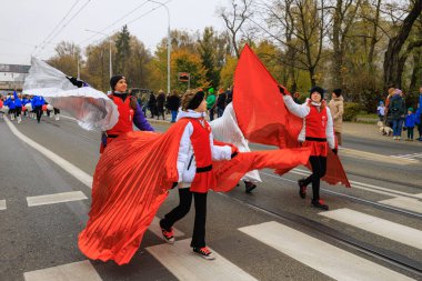 Wroclaw, Polonya - 11 Kasım 2024: Wroclaw 'da Neşeli Bağımsızlık Günü Yürüyüşü, Polonya Bayrakları, Öğrencileri ve 11 Kasım' ı Kutlayan Ailelerle Vatanseverlik Yürüyüşü