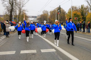 Wroclaw, Polonya - 11 Kasım 2024: Wroclaw 'da Neşeli Bağımsızlık Günü Yürüyüşü, Polonya Bayrakları, Öğrencileri ve 11 Kasım' ı Kutlayan Ailelerle Vatanseverlik Yürüyüşü
