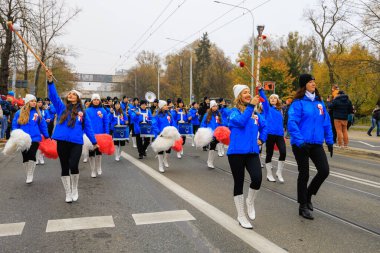 Wroclaw, Polonya - 11 Kasım 2024: Wroclaw 'da Neşeli Bağımsızlık Günü Yürüyüşü, Polonya Bayrakları, Öğrencileri ve 11 Kasım' ı Kutlayan Ailelerle Vatanseverlik Yürüyüşü