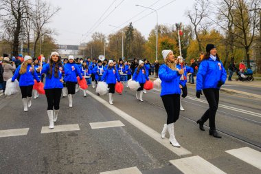 Wroclaw, Polonya - 11 Kasım 2024: Wroclaw 'da Neşeli Bağımsızlık Günü Yürüyüşü, Polonya Bayrakları, Öğrencileri ve 11 Kasım' ı Kutlayan Ailelerle Vatanseverlik Yürüyüşü